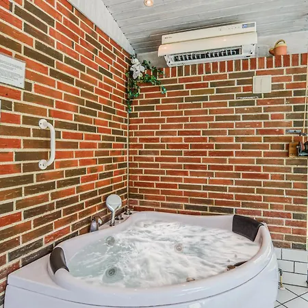 Vakantiehuis In With Sauna *